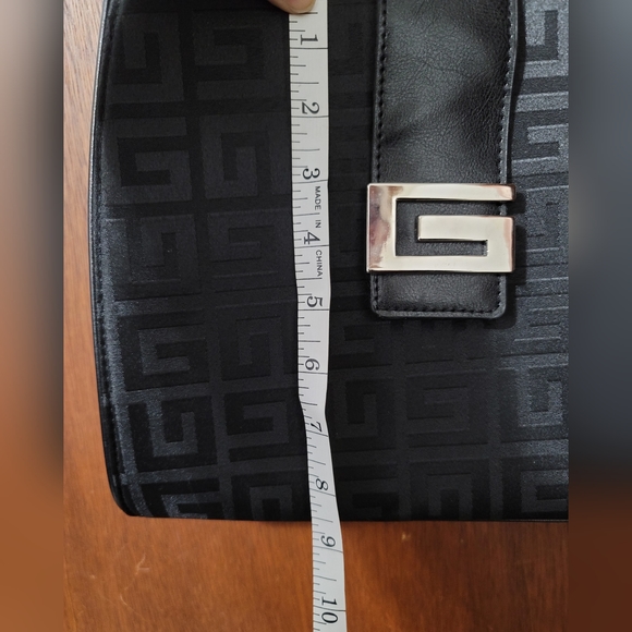 NWOT.  Guess vintage black with G logo exterior handbag. (577) - Picture 3 of 7